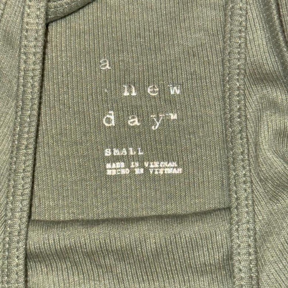 Light Green basic Tank - Picture 2 of 3